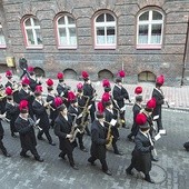 Tradycyjna pobudka i przemarsz na poranną Mszę w dzielnicy Nikiszowiec. 