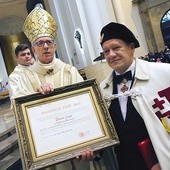 Order przekazał Dariuszowi Latosowi abp Wiktor Skworc.