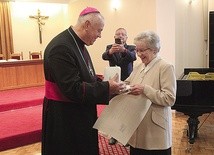 ▲	Odznaczenie otrzymała także Maria Przystasz z Legnicy.