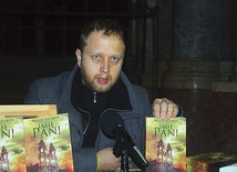 ◄	Krzysztof Koziołek to znany w Polsce i popularny autor kryminałów retro.