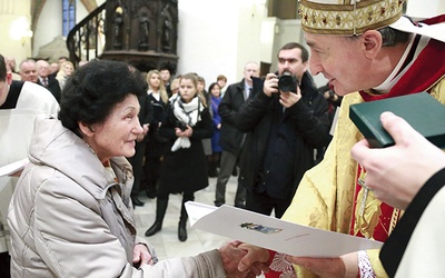 	Biskup wręczył medale wszystkim wyróżnionym.