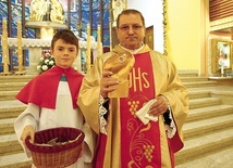 O. Jacek Mond z relikwiami św. Brata Alberta.