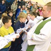 ◄	Obrzęd przyjęcia do grona ministrantów kończy nałożenie poświęconego stroju.