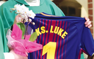 ◄	Członkowie wspólnoty dziękowali ks. Łukaszowi za lata posługi, a w prezencie dali mu koszulkę FC Barcelony. 