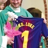 ◄	Członkowie wspólnoty dziękowali ks. Łukaszowi za lata posługi, a w prezencie dali mu koszulkę FC Barcelony. 