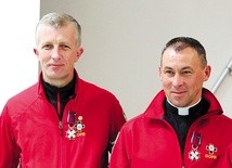 Odznaczeni ratownicy, a wśród nich ks. Krzysztof Cojda (z lewej)  i ks. Zygmunt Mizia.