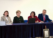 ◄	Organizatorzy i goście konferencji naukowej (od lewej): Monika Krawczyk, dyrektor generalny Fundacji Ochrony Dziedzictwa Żydowskiego, poseł Anna Cicholska, Anna Azari, ambasador Izraela w Polsce, oraz Leszek Zygner, rektor PWSZ.