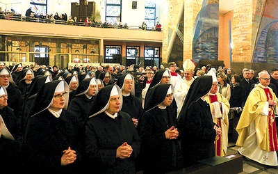 ▲	Msza św. jubileuszowa zgromadziła benedyktynki z wielu placówek oraz ich podopiecznych i przyjaciół.