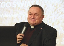 ▲	Kapłan od początku jest zaangażowany w tworzenie polskiego oddziału organizacji PKwP.