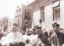 Procesja po uroczystościach konsekracyjnych. 