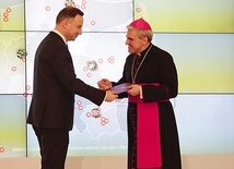 Prezydent wręczył dokument biskupowi sandomierskiemu.