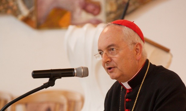 Kard. Piacenza krytykuje prześladowanie Kościoła „w aksamitnych rękawiczkach” 