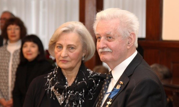 W uroczystości wręczenia krzyża Klausowi Leutnerowi towarzyszyła pochodząca z Głowna żona Alina