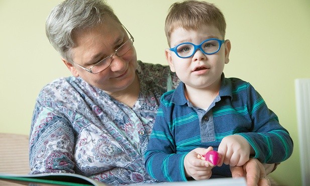 Opiekunka Huberta ma tylko jedno marzenie: żeby chłopczyk znalazł wreszcie bezpieczny dom.