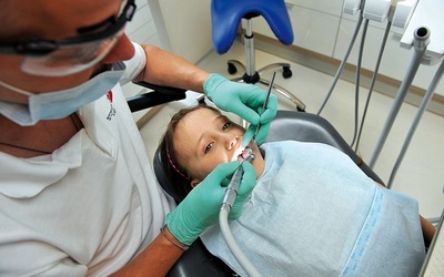 Przywrócenie gabinetów dentystycznych w szkołach ma wielu zwolenników, ale nie wiadomo, czy spowoduje to poprawę poziomu usług stomatologicznych refundowanych przez NFZ.