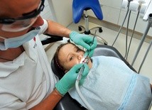 Przywrócenie gabinetów dentystycznych w szkołach ma wielu zwolenników, ale nie wiadomo, czy spowoduje to poprawę poziomu usług stomatologicznych refundowanych przez NFZ.