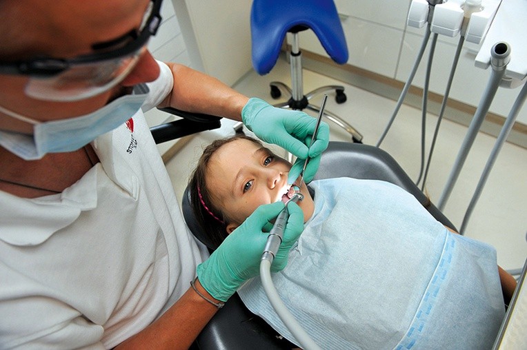 Przywrócenie gabinetów dentystycznych w szkołach ma wielu zwolenników, ale nie wiadomo, czy spowoduje to poprawę poziomu usług stomatologicznych refundowanych przez NFZ.