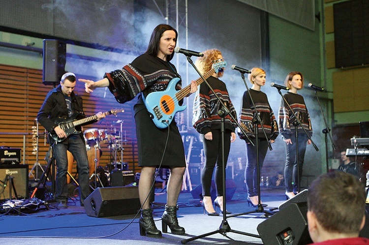 Urszula Bednarczyk  z grupy BeU śpiewa i gra na basie.
