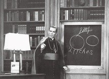 Abp Fulton Sheen podczas swoich telewizyjnych katechez uwielbiał używać tablicy i kredy.