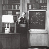 Abp Fulton Sheen podczas swoich telewizyjnych katechez uwielbiał używać tablicy i kredy.