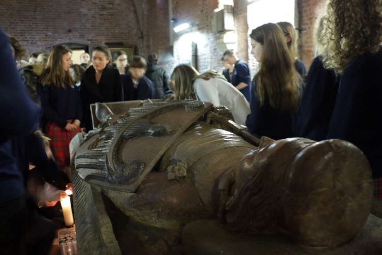 Czuwanie za zmarłych w szkole sióstr urszulanek