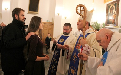 Biskup Marek Solarczyk udzielił młodzieży sakramentu bierzmowania