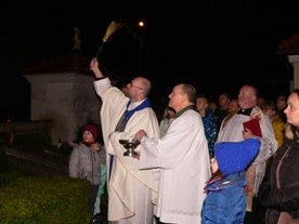 Na zakończenie rekolekcji poświęcono krzyż