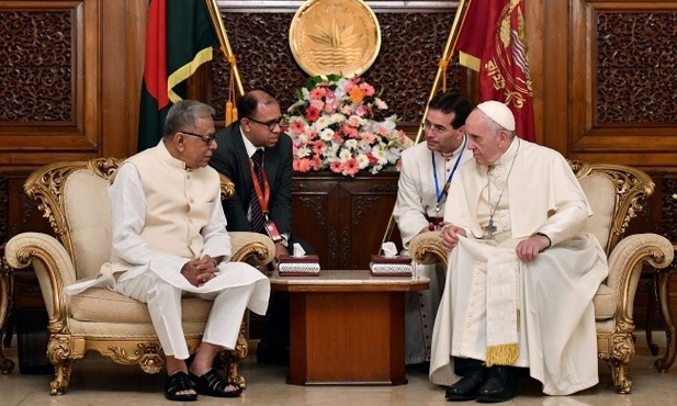 Papież w Bangladeszu apeluje o poszanowanie "słusznej różnorodności" 
