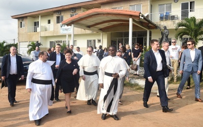 Premier spotkała się z polskimi misjonarzami w Wybrzeżu Kości Słoniowej