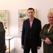 Do zwiedzania wystawy zachęcają (od lewej): Elżbieta Skubicha, Dariusz Kupisz i Małgorzata Cieślak-Kopyt