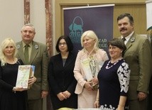 Opiekunki koła LOP z przedszkola nr 2 w Radomiu odebrały dyplom "Super Mistrza LOP" i puchar. Od lewej Dorota Wólczyńska, Sylwester Chołast, Katarzyna Mierzejewska, Beata Łukomska, Elżbieta Molenda i Andrzej Matysiak