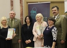 Opiekunki koła LOP z przedszkola nr 2 w Radomiu odebrały dyplom "Super Mistrza LOP" i puchar. Od lewej Dorota Wólczyńska, Sylwester Chołast, Katarzyna Mierzejewska, Beata Łukomska, Elżbieta Molenda i Andrzej Matysiak