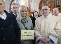 Przedstawiciele dekanatu wierzbickiego odbierają różaniec i świecę na Jerycho Różańcowe