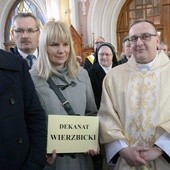 Przedstawiciele dekanatu wierzbickiego odbierają różaniec i świecę na Jerycho Różańcowe