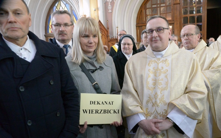 Przedstawiciele dekanatu wierzbickiego odbierają różaniec i świecę na Jerycho Różańcowe