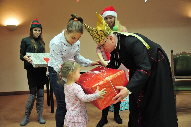 Bp Artur Miziński rozdał "Prezenty z nieba”