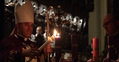 Bp Zbigniew Zieliński zapalił pierwszą świecę z adwentowego wieńca 