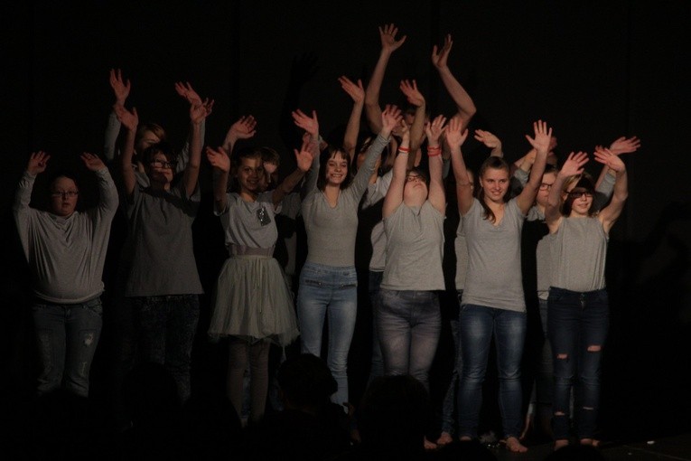 Aktorzy pilskiego Teatru Tańca, działającego przy Specjalnym Ośrodku Szkolno-Wychowawczym