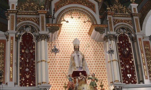 Drewniana figura św. Mikołaja w głównym ołtarzu 