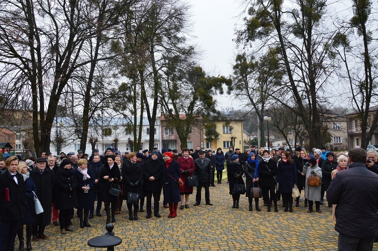 Odłsonięcie monumentu poświęconego Janowi Karskiemu w Izbicy