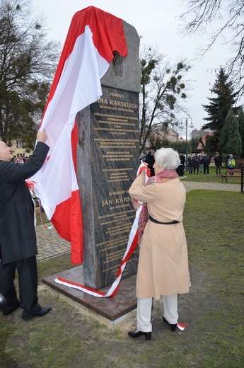 Odłsonięcie monumentu poświęconego Janowi Karskiemu w Izbicy