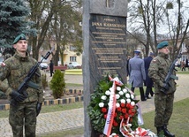 Odłsonięcie monumentu poświęconego Janowi Karskiemu w Izbicy