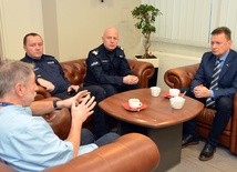 Minister Błaszczak odwiedził postrzelonego policjanta