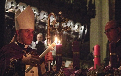 Na adwentowym wieńcu rozbłysło światło.