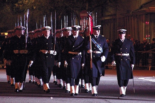 Obchody rocznicowe zainaugurował dzień wcześniej uroczysty capstrzyk. Defilada pododdziałów MW przemaszerowała  na skwer Kościuszki.