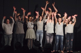 Aktorzy pilskiego Teatru Tańca, działającego przy Specjalnym Ośrodku Szkolno-Wychowawczym.