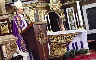 Liturgii nieszporów I niedzieli Adwentu przewodniczył  bp Adam Bałabuch.