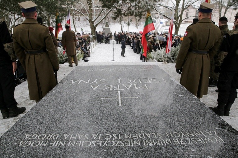 Józef Piłsudski został pochowany na Wawelu, ale jego serce spoczęła w ukochanym Wilnie. Napis na płycie brzmi "Matka i serce syna". przy grobie matki. 