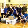 Na zdjęciu wolontariusze oraz drużyny: 16. Batalionu Dowodzenia (późniejsi zwycięzcy turnieju) i Team Obiady Czwartkowe, z przyniesionymi darami.
