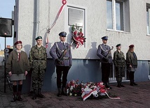 Tablica upamiętniająca Piwowarczyków została umieszczona na budynku łowickiej komendy policji.